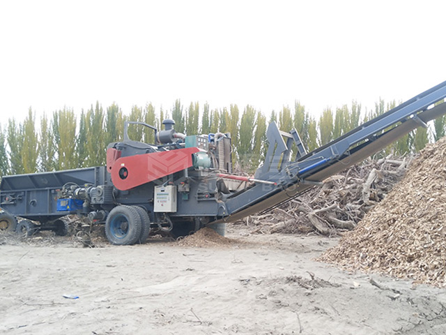 新疆移動式綜合削片機(jī)現(xiàn)場