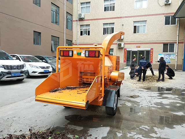 樹(shù)枝粉碎機(jī)是一種實(shí)用的園林機(jī)